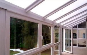 Polikarbonát terasz oldalfal a Caribi Télikert Kft.-től Fedezze fel a modern polikarbonát terasz oldalfal megoldásokat, amelyek átformálják otthona külső tereit és komfortját. Innovatív polikarbonát terasz oldalfal megoldások télikertekhez és teraszbeépítésekhez A modern otthonok egyik legkedveltebb bővítési lehetősége a minőségi polikarbonát terasz oldalfal megoldások alkalmazása, amely nemcsak praktikus, de esztétikai szempontból is jelentős előrelépést jelent. Ezek a korszerű rendszerek lehetővé teszik, hogy otthona és a természet között átlátszó, mégis hatékony védelmet biztosító határvonalat húzzon, miközben otthona értékét is növeli. A polikarbonát anyag rendkívüli ellenálló képességgel rendelkezik az időjárás viszontagságaival szemben, emellett kiváló hőszigetelő tulajdonságokat mutat, így télen-nyáron komfortos környezetet biztosít. A megfelelően kivitelezett oldalfalak átgondolt tervezése és szakszerű beépítése kulcsfontosságú, hogy hosszú távon élvezhesse az új élettér nyújtotta előnyöket. A polikarbonát terasz oldalfal több változatban is elérhető, a különböző igényekhez és építészeti stílusokhoz igazodva. A legnépszerűbb megoldások között szerepelnek az infra sugarakat visszaverő opál vagy gyöngyház hatású panelek, amelyek megakadályozzák a terasz túlmelegedését a nyári időszakban. Az innovatív, többrétegű légkamrás rendszerek kiváló hőszigetelést biztosítanak, így a télikert vagy teraszbeépítés egész éves használatra alkalmassá válik. Az UV-sugárzást blokkoló tulajdonságuknak köszönhetően nem csak az embereket, de a bútorokat és a növényeket is védik a káros napsugaraktól. A Caribi Télikert Kft. professzionális szolgáltatásai az ország teljes területén A Caribi Télikert Kft. több éves szakmai tapasztalattal rendelkezik a télikertek és teraszbeépítések területén, szolgáltatásait pedig Magyarország egész területén igénybe vehetik az ügyfelek. A cég filozófiájának központjában az a meggyőződés áll, hogy egy télikert sokkal több, mint egy egyszerű építészeti elem - egy teljesen új, teljes értékű élettér létrehozását jelenti. Szakembereik minden projekt esetében arra törekszenek, hogy a komplex műszaki megoldásokat kézzelfogható, átalakító erejű életmódbeli előnyökké alakítsák az ügyfelek számára. A vállalat nem csupán szerkezeteket épít, hanem olyan új lehetőségeket teremt, amelyek növelik az otthon minőségét, funkcionalitását és érzelmi értékét egyaránt. A Caribi Télikert Kft. szolgáltatási területe kiterjed Magyarország mellett Ausztria és Szlovákia teljes területére is, így határon túli megrendelők számára is elérhető a magas színvonalú kivitelezés. A polikarbonát terasz oldalfal rendszerek tervezésénél és kivitelezésénél a vállalat kiemelt figyelmet fordít az ügyfél egyedi igényeire, a helyszín adottságaira és a legújabb technológiai megoldások alkalmazására. A cég által használt prémium minőségű alapanyagok, különösen a speciális gyöngyház bevonatú opál polikarbonát, amely a melegedést okozó infra sugarak 70%-át visszaveri, miközben csak körülbelül 40% fényt szűr ki, egyedülálló megoldást jelentenek a piacon. A professzionális kivitelezésnek köszönhetően a beépített rendszerek évtizedekig problémamentesen szolgálják a tulajdonosokat. Télikertek és teraszbeépítések komplex kivitelezése - tervezéstől a megvalósításig A télikert vagy teraszbeépítés komplex feladat, amely alapos tervezést és precíz kivitelezést igényel a hosszú távú elégedettség érdekében. A Caribi Télikert Kft. teljes körű szolgáltatási modellje leveszi a terhet az ügyfelek válláról, hiszen a teljes folyamatot egyetlen, megbízható partnerként menedzseli, ami kiszámíthatóságot és kényelmet garantál. A folyamat az ingyenes szaktanácsadással és helyszíni felméréssel kezdődik, ahol a szakemberek felmérik a terepviszonyokat és megismerik az ügyfél elképzeléseit. A részletes tervezési fázisban egyedi, az adott ingatlanhoz és igényekhez igazodó megoldásokat dolgoznak ki, figyelembe véve az épület stílusát, tájolását és egyéb műszaki paramétereit. A gyártás során a legmodernebb technológiákat és prémium alapanyagokat használják, legyen szó akár a szerkezeti elemekről, akár az üvegezésről vagy a polikarbonát panelekről. A telepítést a vállalat saját, tapasztalt szakemberei végzik, akik maximális precizitással és odafigyeléssel dolgoznak, hogy a végeredmény minden részletében tökéletes legyen. A télikert vagy teraszbeépítés komplex kivitelezése során a cég figyelembe veszi az energiahatékonysági szempontokat is, hiszen egy megfelelően tájolt, jól hőszigetelt szerkezet jelentősen csökkentheti az ingatlan fűtési költségeit a téli hónapokban, miközben nyáron megvéd a túlzott felmelegedéstől. Egyedi igényekre szabott árajánlatok és költséghatékony megoldások A Caribi Télikert Kft. hisz abban, hogy minden ügyfél egyedi, ezért személyre szabott megoldásokat kínál a különböző igényekhez és költségvetéshez igazodva. Az árajánlatok elkészítésekor figyelembe veszik a terasz vagy télikert méreteit, a választott szerkezeti anyagokat, a beépítendő nyílászárók típusát és mennyiségét, valamint az esetleges kiegészítő szolgáltatásokat. A vállalat széles termékportfóliójának köszönhetően lehetőség van a prémium kategóriás, teljes értékű télikerttől a költséghatékonyabb teraszbeépítési megoldásokig különböző opciók közül választani. Az árajánlat minden esetben részletes és átlátható, tartalmazza az összes szükséges információt a tervezett beruházásról. Polikarbonát terasz oldalfal a Caribi Télikert Kft.-től