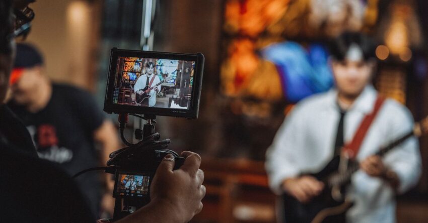 Videoklip készítés: forgatókönyvtől a kész anyagig – teljes útmutató költségekkel